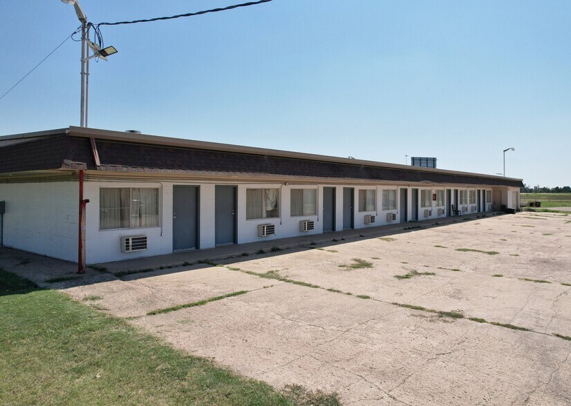 More Photos Of 1202 Castle Rock St, Quinter Hotel For Sale
