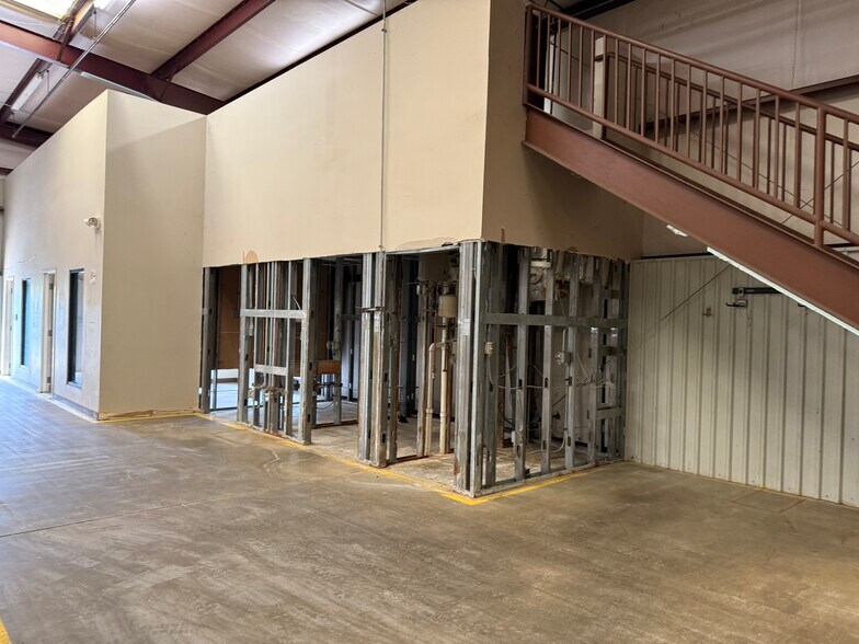 More Photos Of 4411 W Chestnut Expy, Springfield Manufacturing For Lease