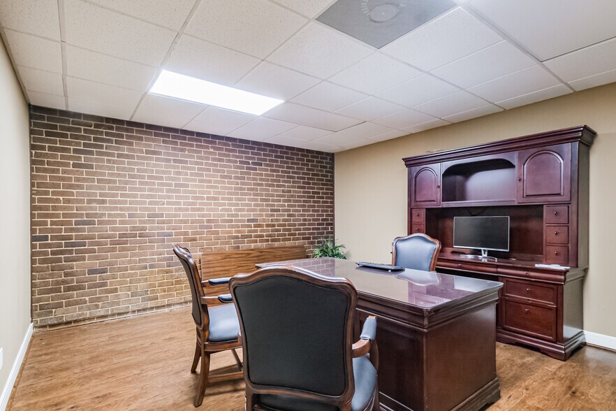 More Photos Of 8200 Westglen Dr, Houston Loft Creative Space For Lease