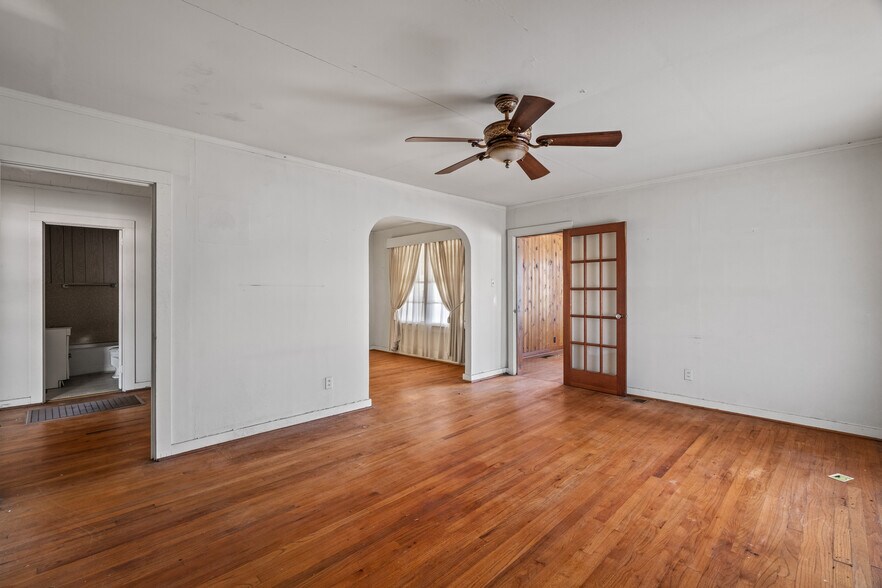 More Photos Of 902 Court St, Waynesboro Flex For Sale