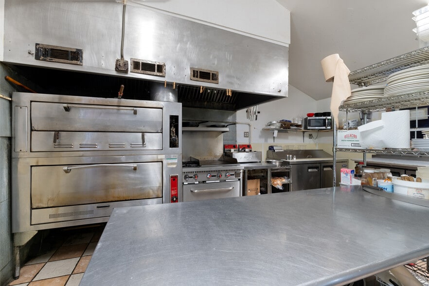 More Photos Of 10 Mountain St, Eureka Springs Restaurant For Sale