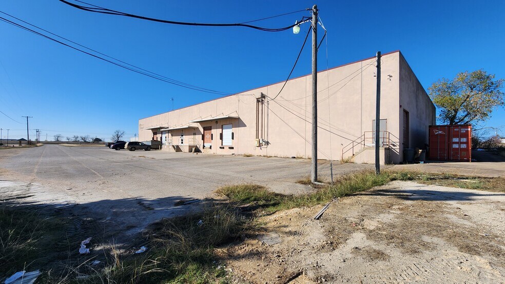 More Photos Of 2400 Industrial Blvd, Temple Distribution For Lease