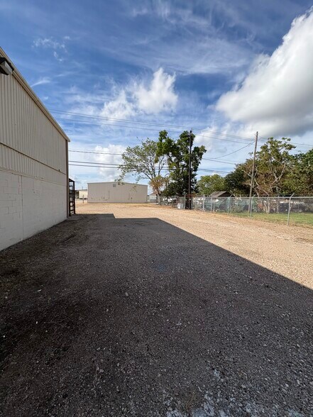 More Photos Of 1809 Yellowstone St, Freeport Warehouse For Lease