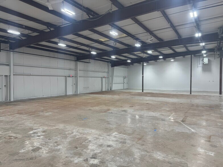 More Photos Of 211 Hartford Tpke, Tolland Warehouse For Lease