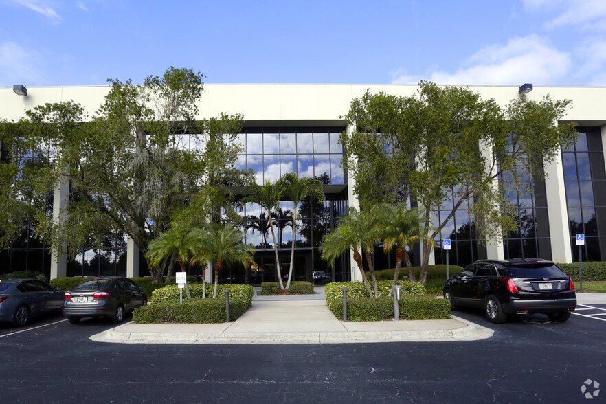 More Photos Of 877 Executive Center Dr W, Saint Petersburg Office For Lease