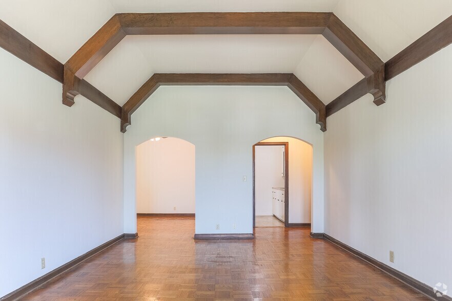 More Photos Of 211 S 37th St, Omaha Apartments For Sale