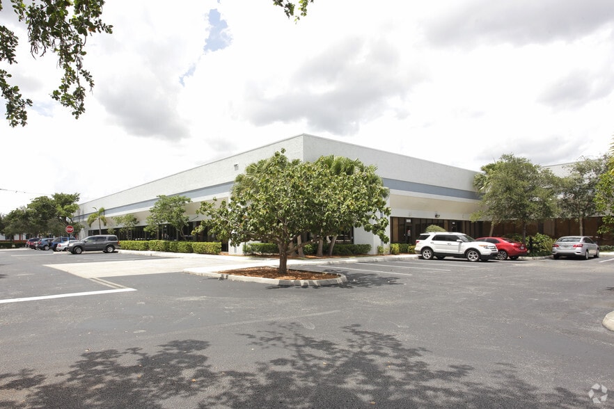 More Photos Of 5001-5035 N Hiatus Rd, Sunrise Warehouse For Lease