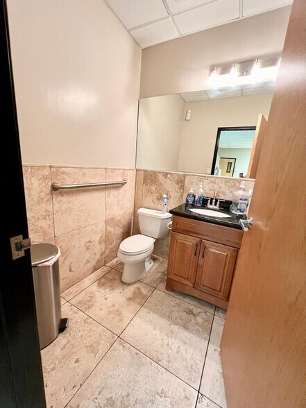 More Photos Of 7302 E Helm Dr, Scottsdale Flex For Sale