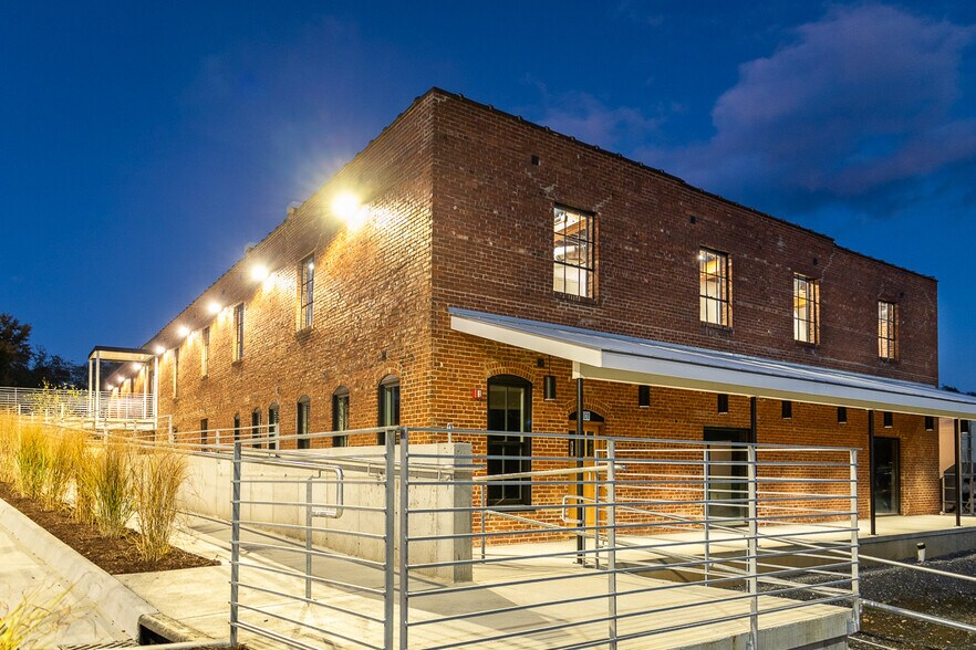 Primary Photo Of 136 W Elizabeth St, Harrisonburg General Retail For Lease