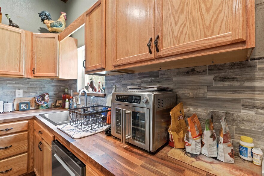 More Photos Of 725 Holmes Dr, Granbury Auto Repair For Sale