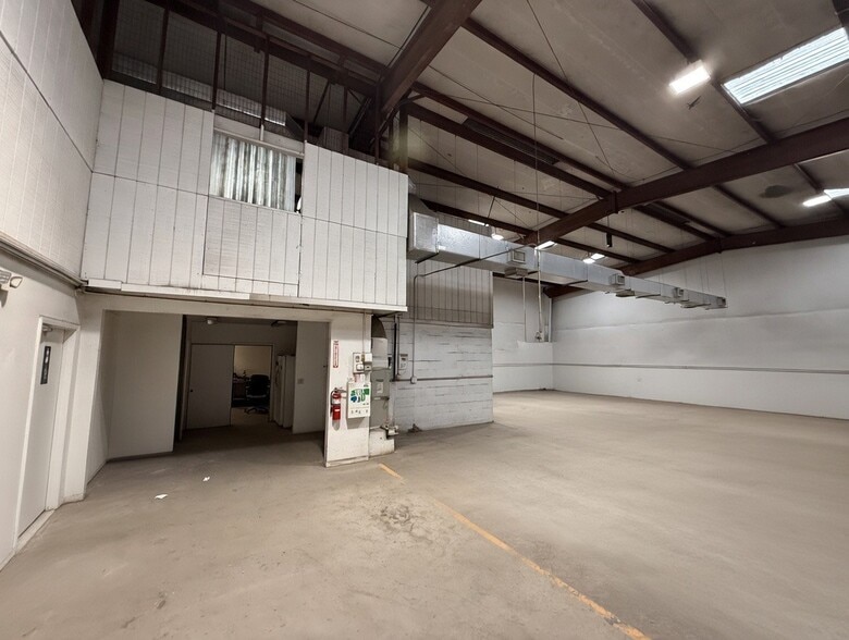 More Photos Of 12625 40th St N, Clearwater Warehouse For Lease