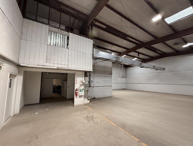 More Photos Of 12625 40th St N, Clearwater Warehouse For Lease