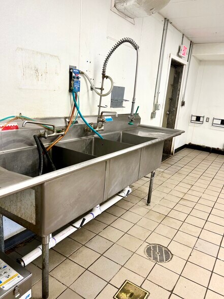 More Photos Of 688 Washington St, Middletown Freestanding For Lease