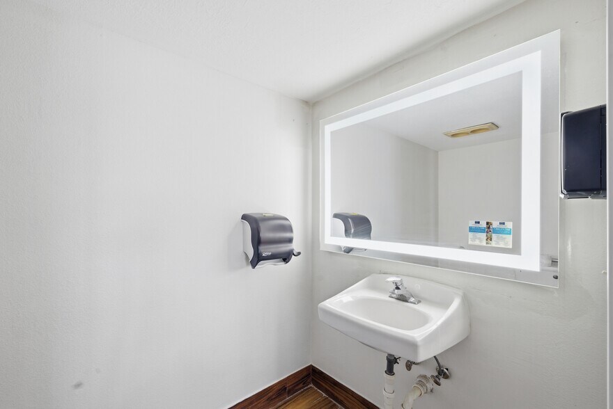 More Photos Of 626 W 1400 N, Beaver Hotel For Sale