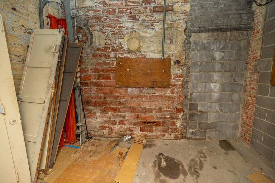 More Photos Of 1016-1020 N 10th St, Kansas City Light Distribution For Sale