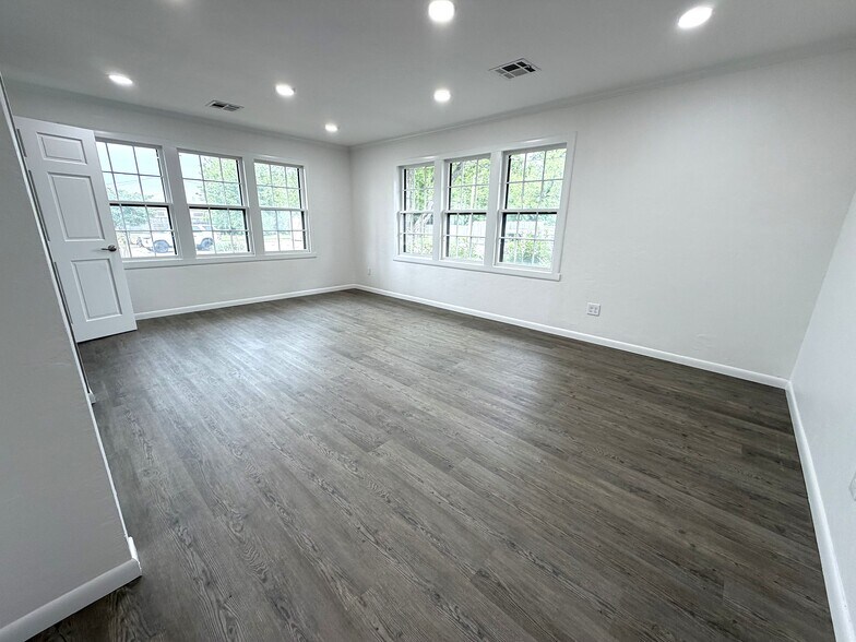 More Photos Of 26 E 9th St, Edmond Office For Lease