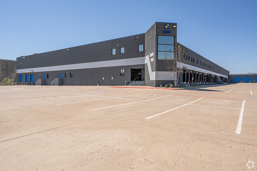 More Photos Of 1350 Avenue S, Grand Prairie Distribution For Lease