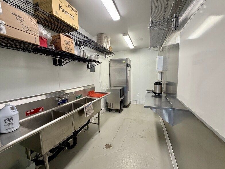 More Photos Of 816 Lincoln Blvd, Venice Storefront For Lease