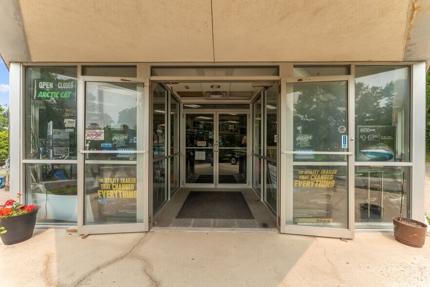 More Photos Of 4388 Shoreline Dr, Spring Park Storefront Retail Office For Sale