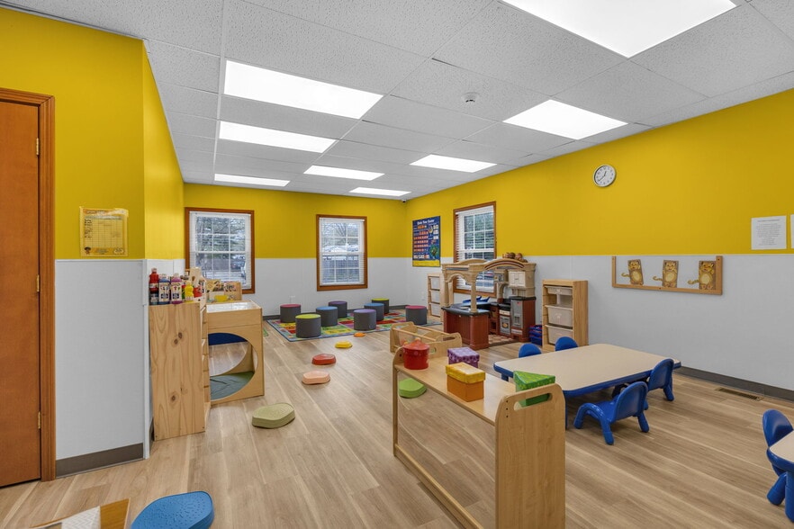 More Photos Of 10455-10499 N College Ave, Carmel Office For Sale