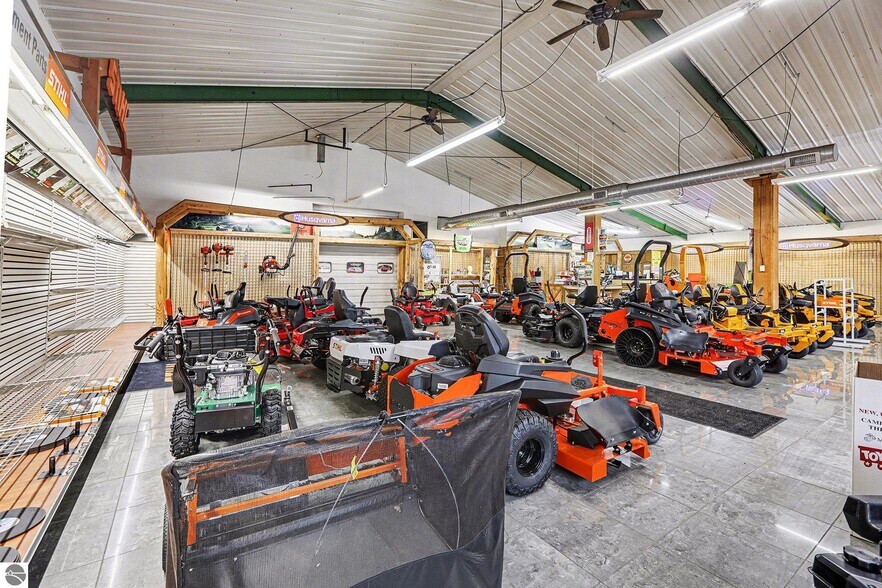 More Photos Of 414 S Mitchell St, Cadillac General Retail For Lease