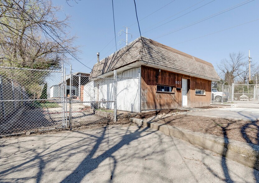 More Photos Of 807 S Fillmore Ave, Kirkwood Self Storage For Lease