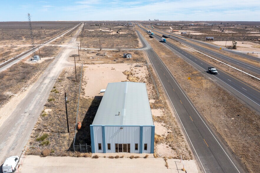 More Photos Of 850 W I-20, Penwell Warehouse For Lease