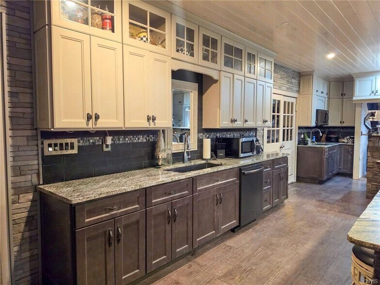 More Photos Of 6266 Lakeshore Rd, Verona Beach Restaurant For Sale