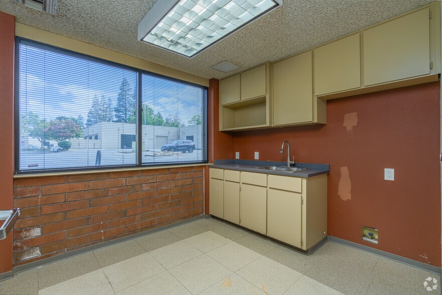More Photos Of 10304 Placer Ln, Sacramento Office For Lease