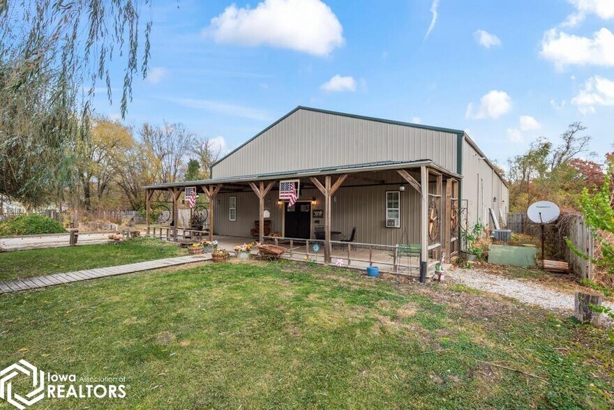 More Photos Of 110 E Union St, Unionville Restaurant For Sale