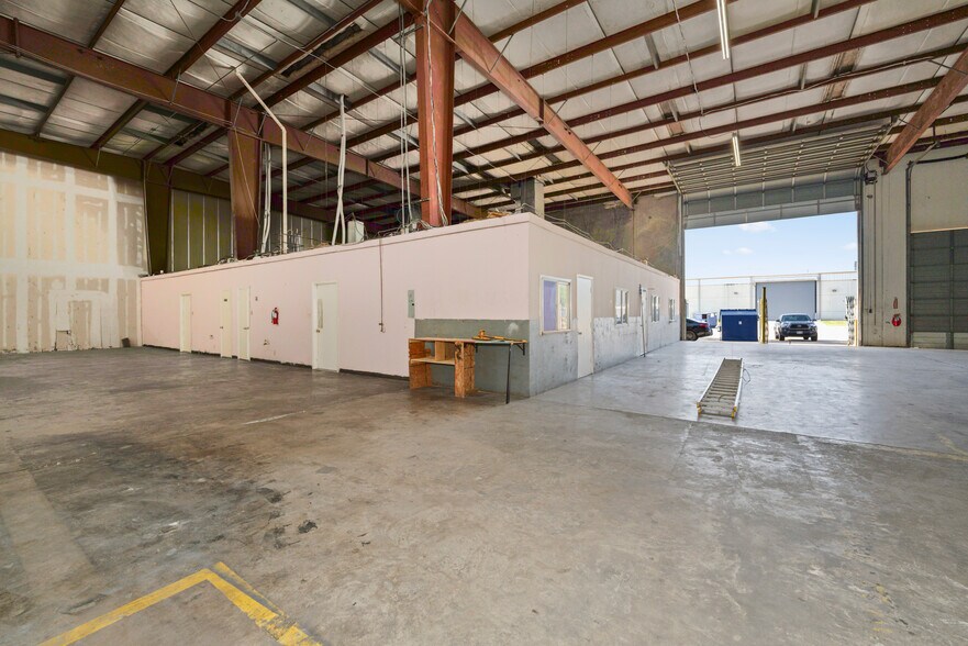More Photos Of 6546 Petropark Dr, Houston Warehouse For Lease