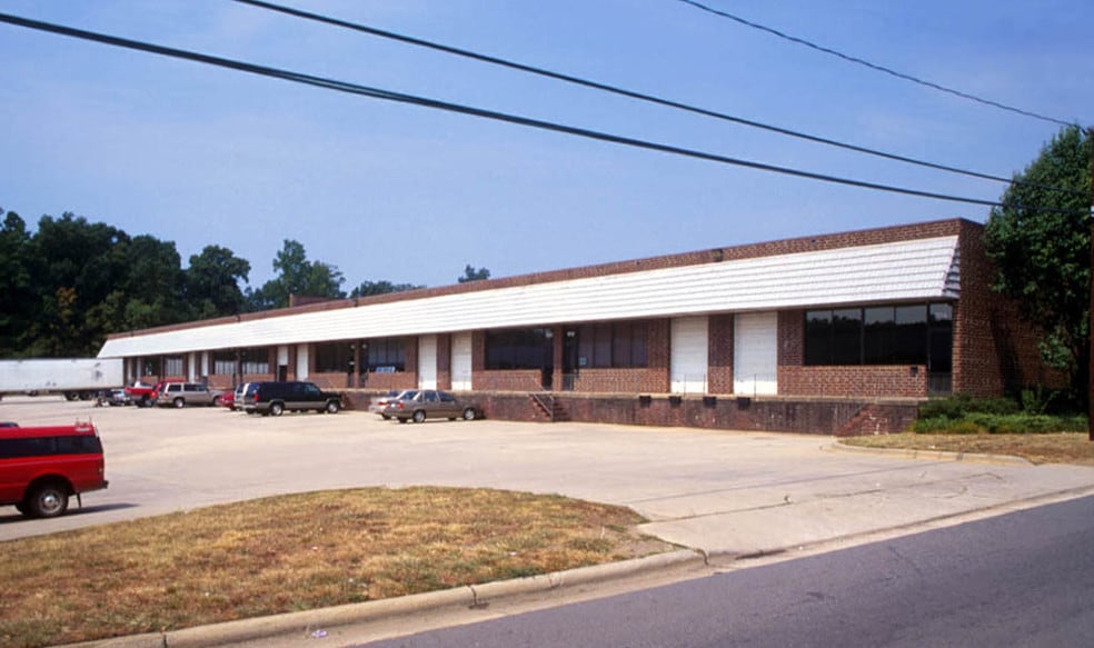 More Photos Of 701 Atando Ave, Charlotte Showroom For Lease