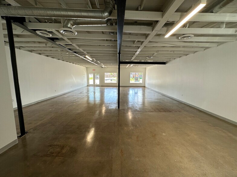 More Photos Of 1129-1131 E 11th St, Houston Storefront For Lease