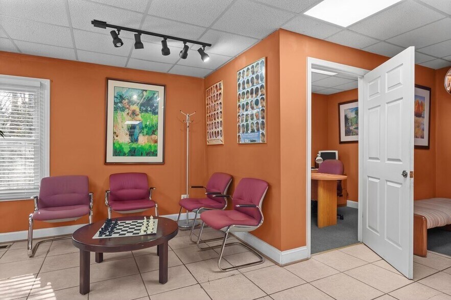 More Photos Of 1211-1221 Mall Dr, Richmond Office For Lease