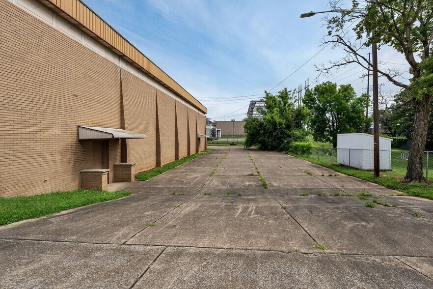 More Photos Of 210 Woodruff St, Madison Specialty For Sale