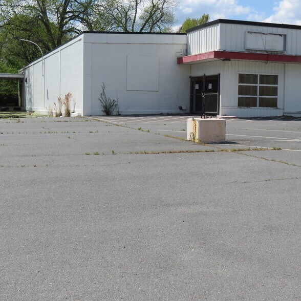 More Photos Of 600 S Ash St, Pine Bluff General Retail For Sale