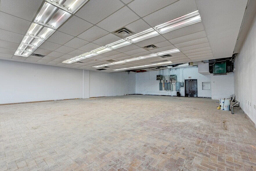 More Photos Of 100-120 Rue du Barry, Kirkland Restaurant For Lease