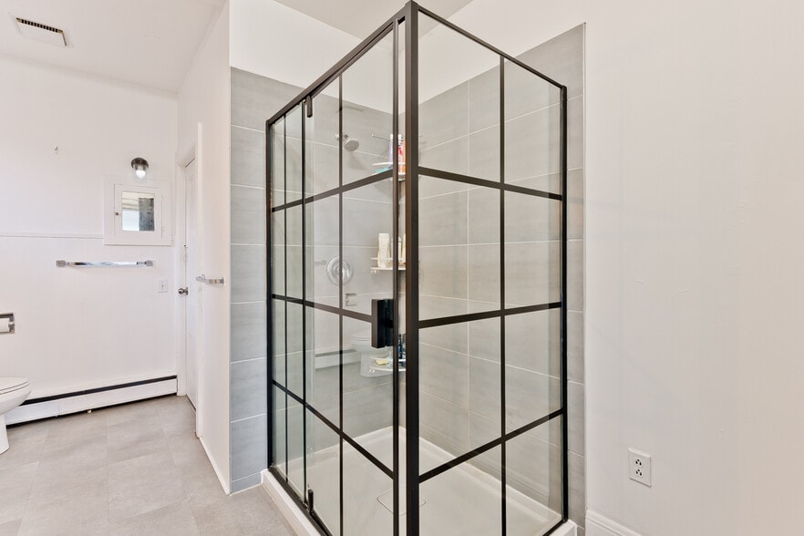 More Photos Of 127 Rue Queen, Sherbrooke Office Residential For Sale