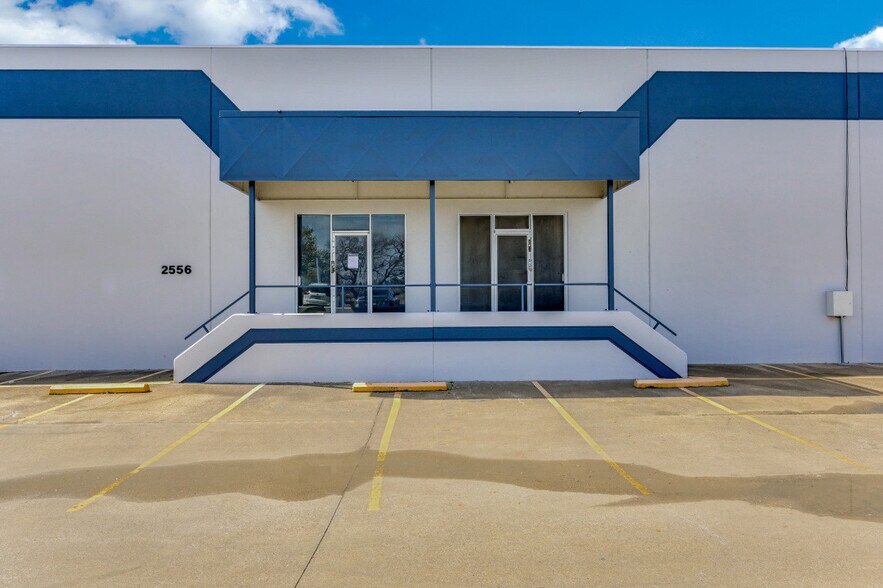 More Photos Of 2556-2564 W Commerce St, Dallas Warehouse For Lease