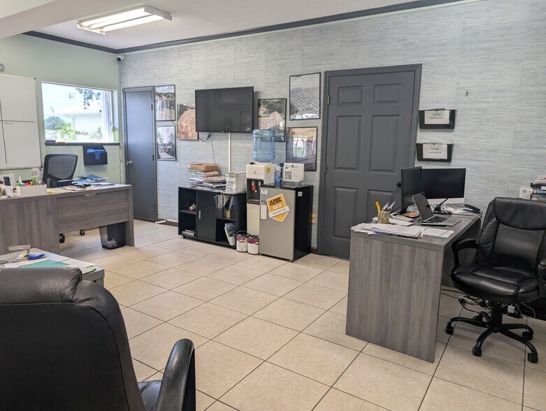 More Photos Of 861 SW Lakehurst Dr, Port Saint Lucie Distribution For Sale