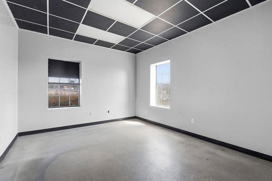 More Photos Of 9221 Highway 290 W, Austin Light Manufacturing For Sale