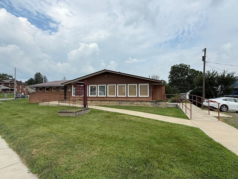 Primary Photo Of 1117 Clark St, Cambridge Medical For Sale