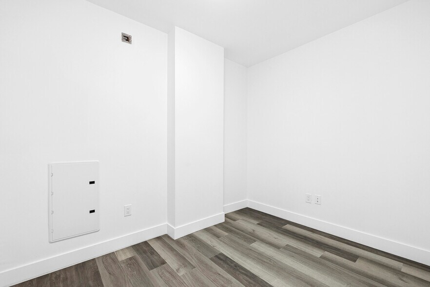 More Photos Of 533 Greenwich St, Hempstead Apartments For Sale