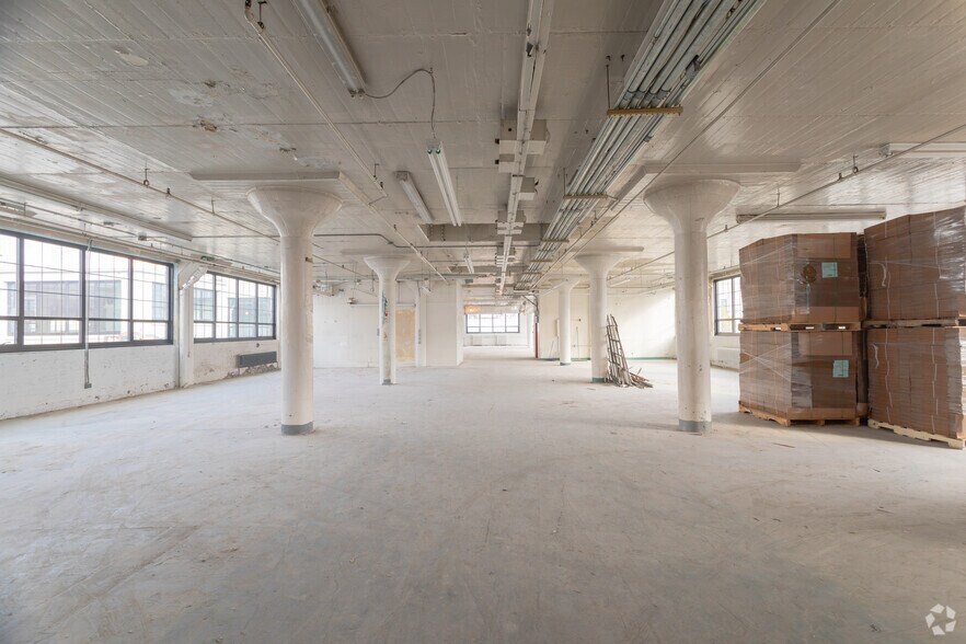 More Photos Of 33-00 47th Ave, Long Island City Warehouse For Lease