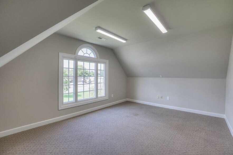 More Photos Of 1404 N Main St, Shelbyville Office Residential For Lease