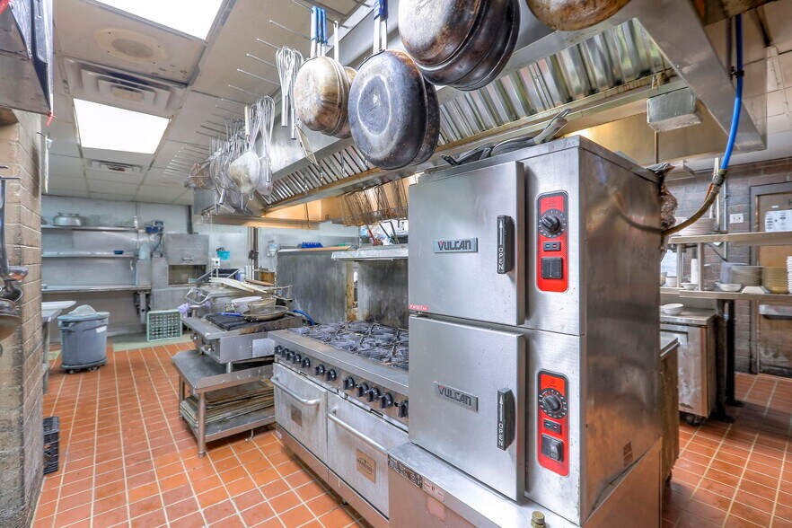 More Photos Of 330 E 135th St, Kansas City Restaurant For Sale