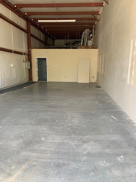 More Photos Of 1131 Highway 16 E, Newnan Flex For Lease