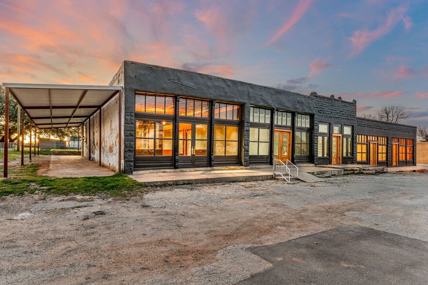 More Photos Of 104 S Kickapoo St, Lipan General Retail For Lease