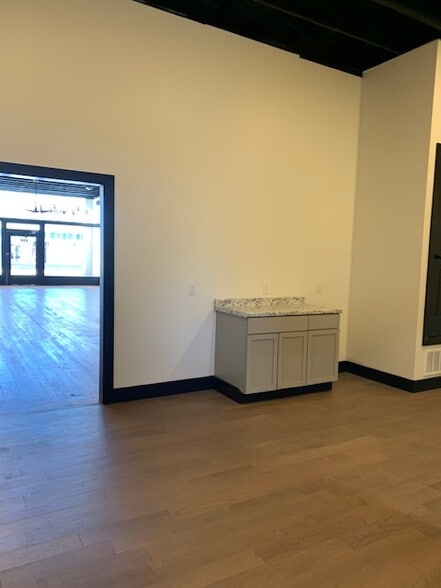 More Photos Of 106 N Main St, Grand Saline Storefront For Sale