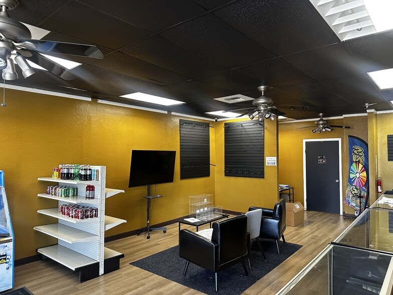 More Photos Of 4601-4619 Wilson Rd, Bakersfield Storefront For Lease